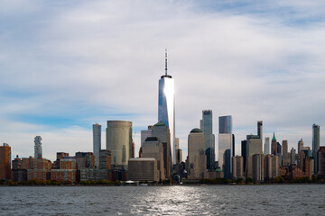 Obraz premium New York City skyline. NYC skyscrapers reflections in water. Manhattan skyline over Hudson River. NY cityscape. Downtown New York buildings. NYC skyline. NYC skyline. Hudson and Manhattan.