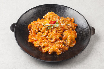  The cuttlefish is a mollusc of the octopus family. It is similar to an octopus, but its body is short, round, and about 20 to 30 cm long.