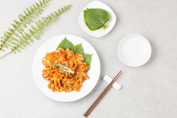  The cuttlefish is a mollusc of the octopus family. It is similar to an octopus, but its body is short, round, and about 20 to 30 cm long.