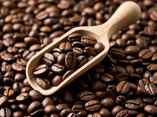 Obraz premium Roasted coffee beans on a wooden board. Coffee beans in a small wooden bowl. Concept for commercial product