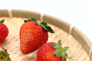 丸いイチゴ、光を受けて輝く