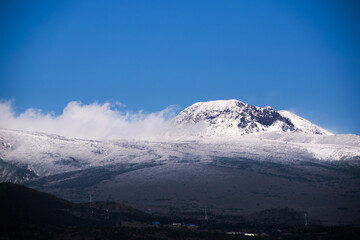 Fototapeta premium 눈보라가 부는 제주도 한라산 전경.