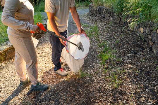 Volunteers working together 