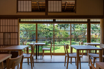 古民家レストラン・カフェのテーブル席、リノベーションスタイル、飲食店の内観