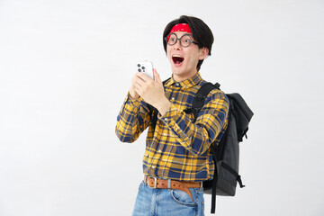 スマートフォンを持って驚くアキバ系の男性　白背景