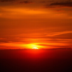 Obraz premium Breathtaking sunset over a tranquil landscape