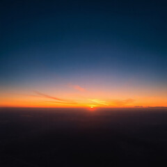 Obraz premium Breathtaking sunset over a tranquil landscape