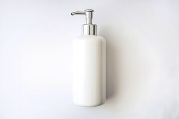 Obraz premium an empty white cylindrical bottle with a silver pump dispenser at the top