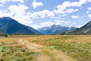 ニュージーランド「テアラロア」のトレイルと広大な山岳風景