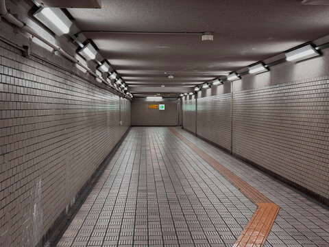 地上に上がる為の地下通路03