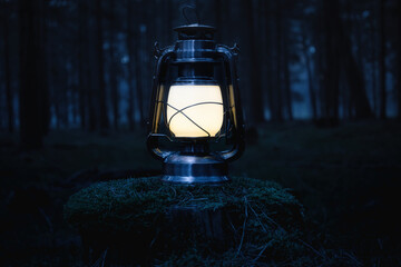 Alte laterne  im Wald - Vintage old lantern in the dark forest - Kerosin - Petroleum