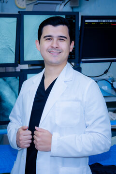 Doctor, cardi&oacute;logo en quir&oacute;fano con bata