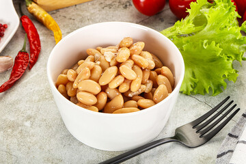 White canned beans in the bowl