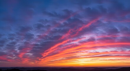 Espectacular puesta de sol con nubes vibrantes sobre un paisaje espectacular: cielo impresionante