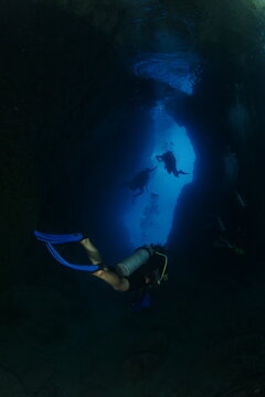 cave diving underwater exploring caves 