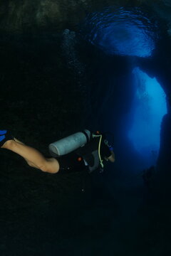 cave diving underwater exploring caves 