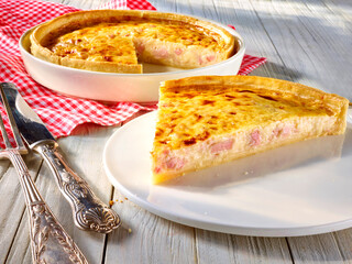 Quiche mit Silberbesteck, gebacken, Quiche Lorraine, Frankreich, 
