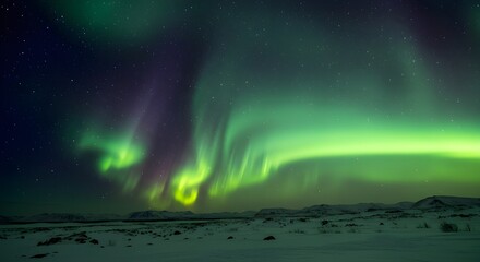 Auroras boreales sobre un paisaje nevado: impresionante fotografía de la aurora boreal