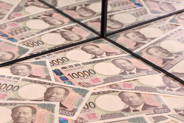 鏡に映る1万円札