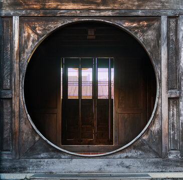 Traditional Chinese Wooden Window with Complex Lattice Door Desi