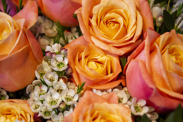 
This is a bouquet with pink roses.
