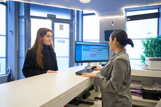 Patient making an appointment with the secretary at the dentist's office