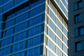 Obraz premium A very tall building that features a great number of windows