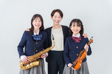 楽器を持つ学生と先生