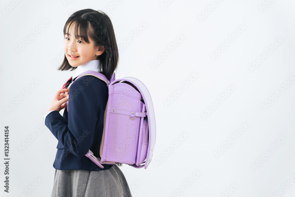 Aufkleber ランドセル、小学生、子供、女の子、少女、ハーフ成人式、入学、新入生、笑顔、コピースペース、白バック、女子、フォトスタジオ、写真館、日本人、こども、成長、工房、メーカー、パープル、明るい、爽やか、透明感、広告、制服、私立、受験、中学、登校、転校、通学、安心、リラックス、ポートレート、記念写真、ブレザー、卒業、ファッション、室内、学習、勉強、教育、児童、学童、育児、子育て、小学校、生徒、人物