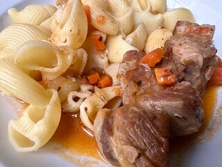 Plat en sauce accompagné de pâtes 