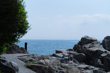 海と岩場がある風景