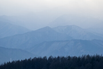雪で霞む山々