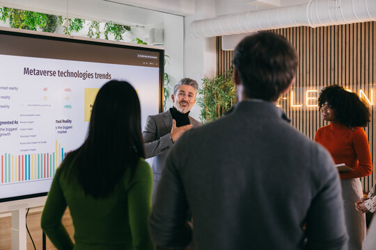Team Meeting Explores Metaverse Technologies and Trends
