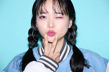 ストリート系のファッションをした若い女性のカジュアルなポートレート