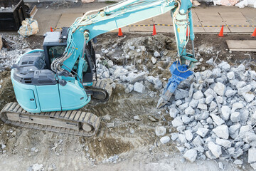 重機を使ったコンクリート解体工事