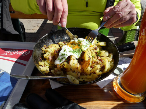 Tiroler Gr&ouml;stl in der Pfanne
