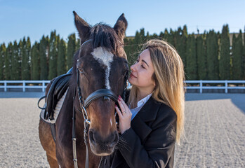 Obraz premium Woman in old money style with a horse. Quiet lifestyle. Lady have a time for riding. Horses concept
