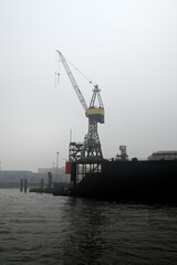 Obraz premium Foggy morning at the River Elbe, Hamburg, Germany