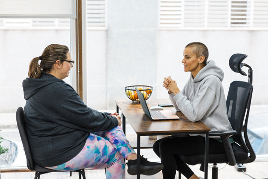 Nutritionist giving advice to client about healthy eating habits