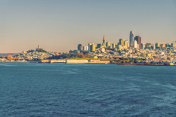 Obraz premium A panorama view approaching sunset towards downtown San Francisco in early springtime