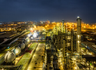 Obraz premium Illuminated industrial plant at night