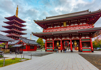 Fototapeta premium Hozomon gate and Pagoda of Senso-ji temple in Asakusa, Tokyo, Japan