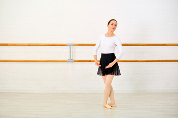 Obraz premium Young ballerina practicing in minimalistic dance studio