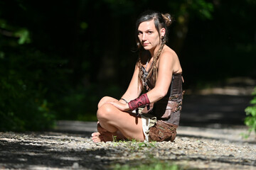 Steampunk Cosplay Frau im Wald 