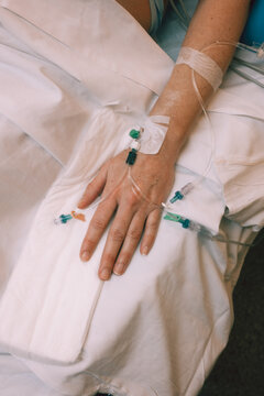 Salle de travail moderne pour accouchement dans une maternit&eacute;, naissance, cardiogramme, lit d'h&ocirc;pital, rangements, chariot, table, appareils de monitoring, perfusion d'ocytocine, produits m&eacute;dicaux. 