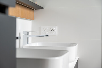 Zoom sur un projet de salle de bains finalisé. Vue sur les deux lavabos. Mise en avant d'une belle salle de bains épurée et design.