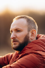 Obraz premium Photo portrait of a man exploring nature and enjoying the beautiful spring weather.