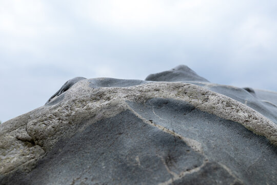 A livid grey texture of giant pebbles