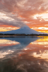 Obraz premium 夜明けの田貫湖に映り込む富士山と不思議な雲