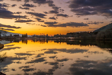 Obraz premium 夜明けの田貫湖に映り込む不思議な朝焼け雲